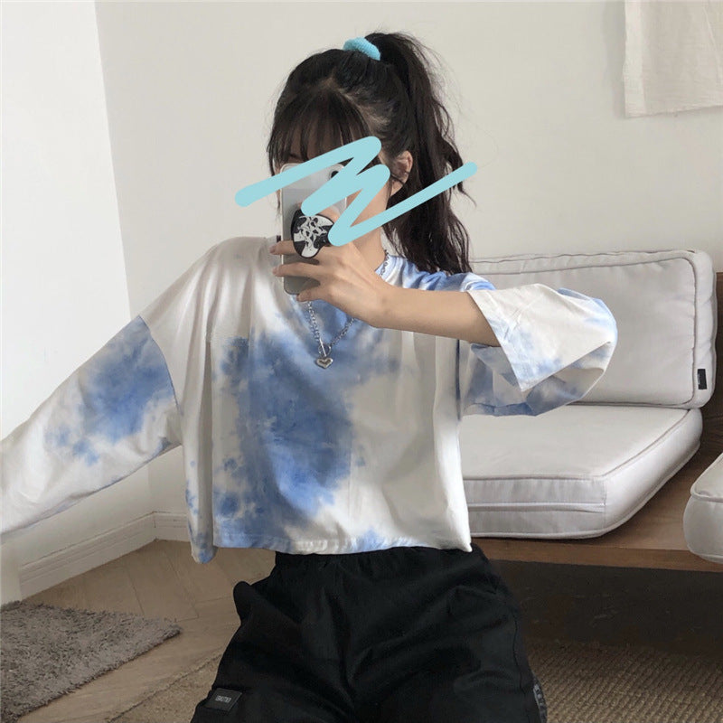Kvindernes cropped sweatshirt med moderne batikdesigns og afslappet snit