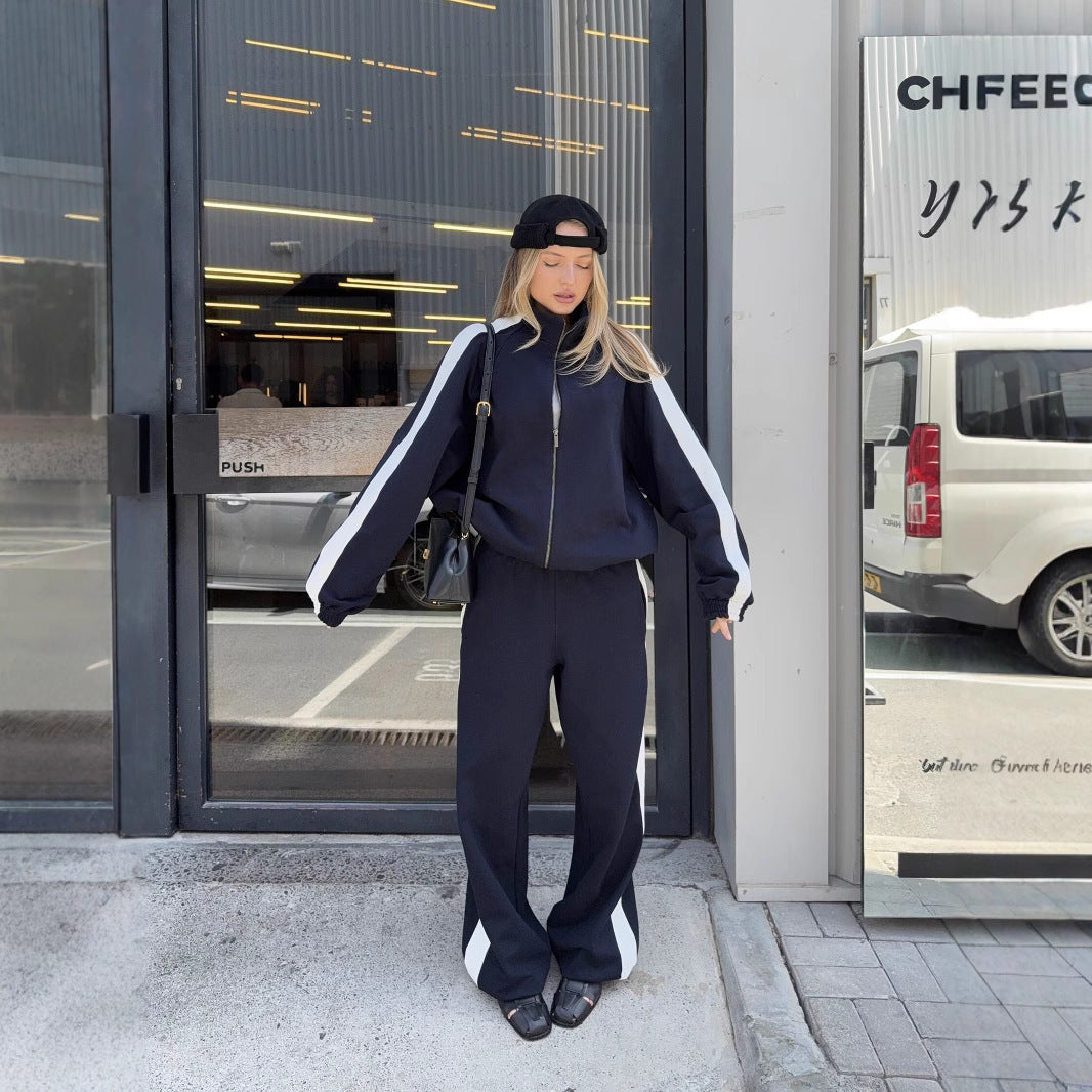 Kvinders sporty jakke og bredslidte bukser med kontrastdetaljer Skovae