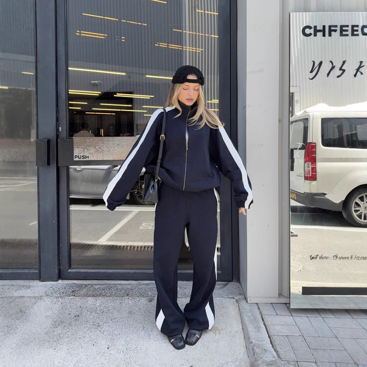 Kvinders sporty jakke og bredslidte bukser med kontrastdetaljer Skovae