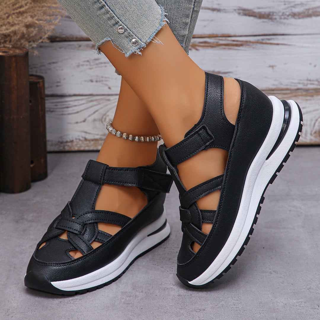 Dame nan sporty plateau-sandalette med flettet remdesign, justerbar velcro lukning og polstret komfortsål Skovae