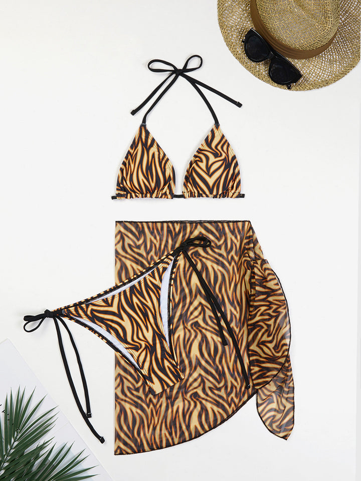 Dame triangel-bikini-sæt med moderigtigt mønster og elegant pareo Stilla
