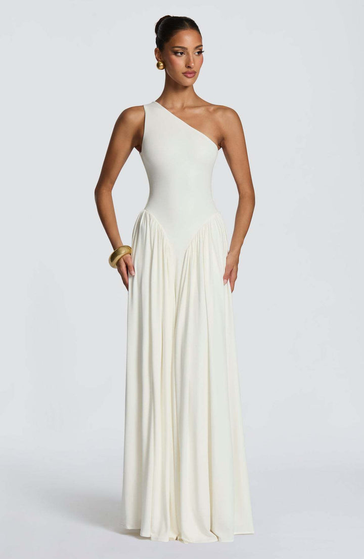 Kvindelige elegante asymmetrisk maxi kjoler med flydende nederdel og fine draperingsdetaljer Skovae