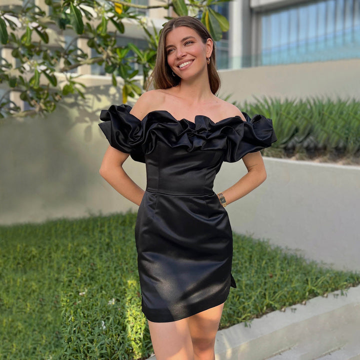 Dame Off-Shoulder Minikjole med voluminøse flæser Stilla