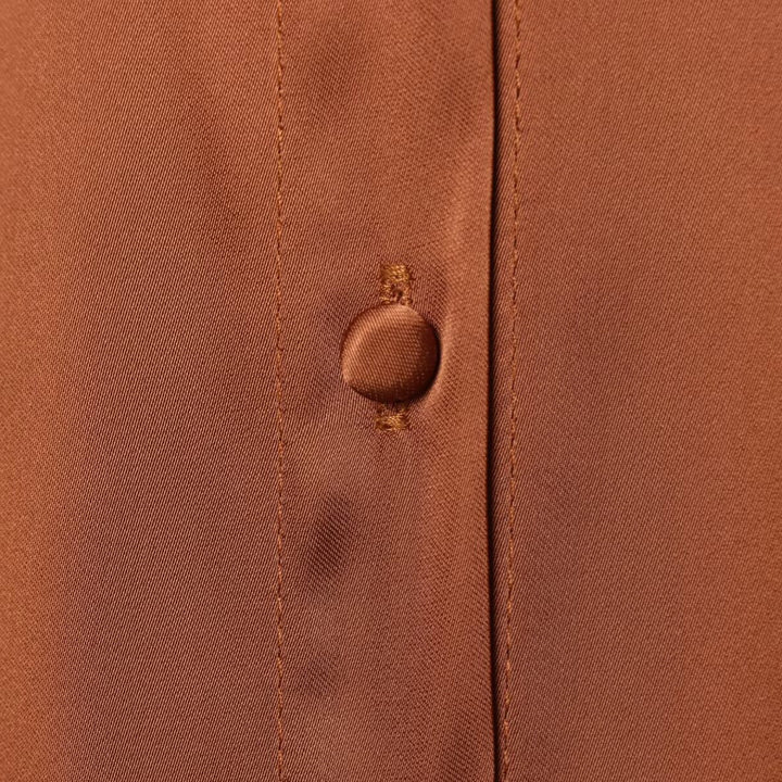 Dame silkeskjorte med elegante fjer ved ærmeafslutningerne Skovae