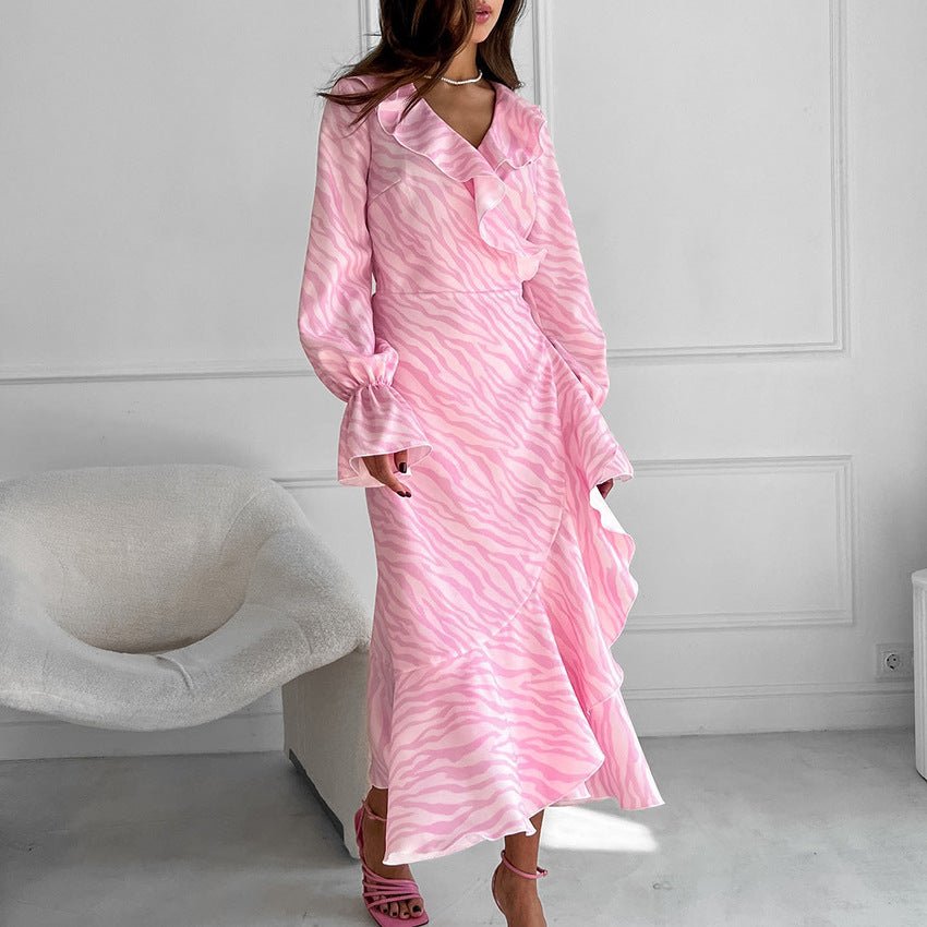 Dame indpakningskjole med voluminøse flæser og elegant silhuet Stilla