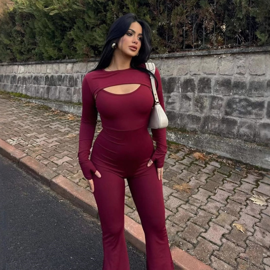 Dame figurformet jumpsuit med spændende cut-out-design og afslappet snit Stilla