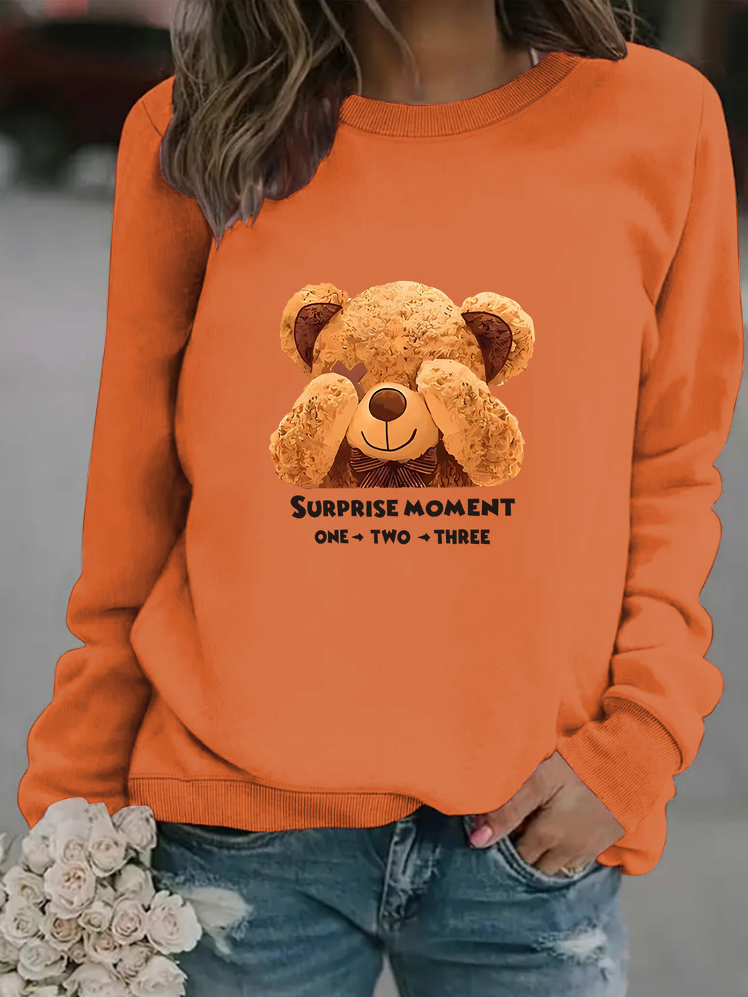 Dame sweatshirt med sødt bjørnedesign og moderne bogstaver Skovae
