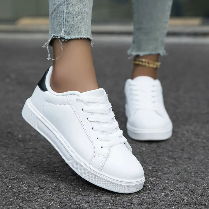 Dame nan minimalistiske sneakers i vegansk læderlook med polstret komfortsål Skovae