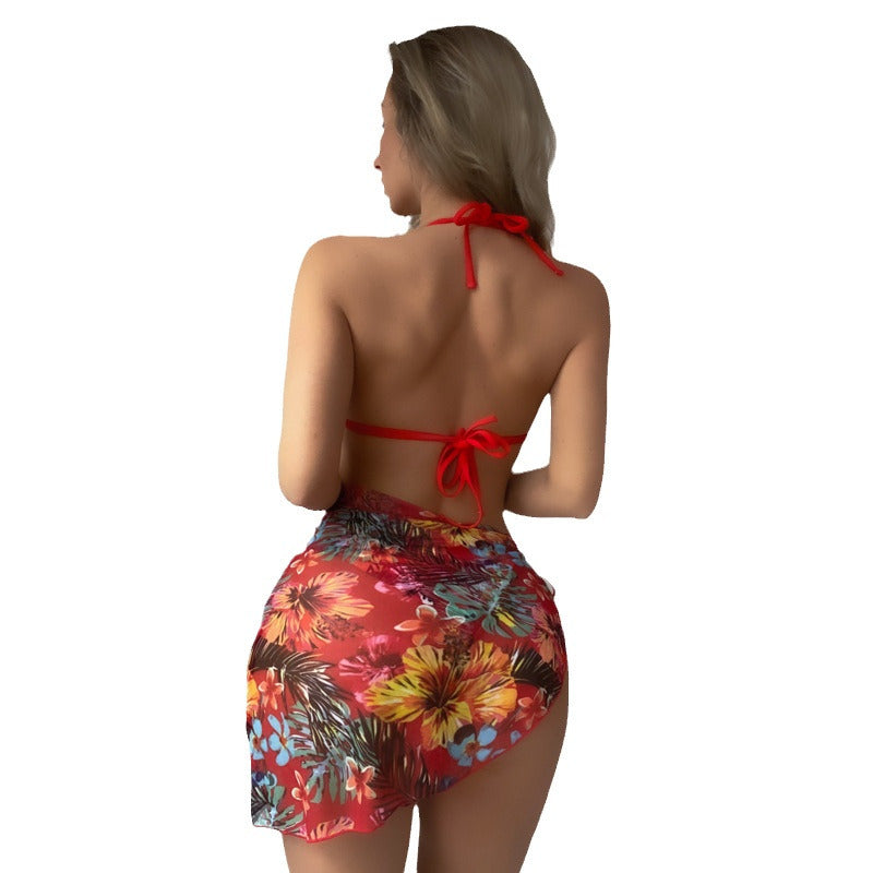 Dame triangel-bikini med mode indpakning nederdel og farverigt blomster mønster Stilla