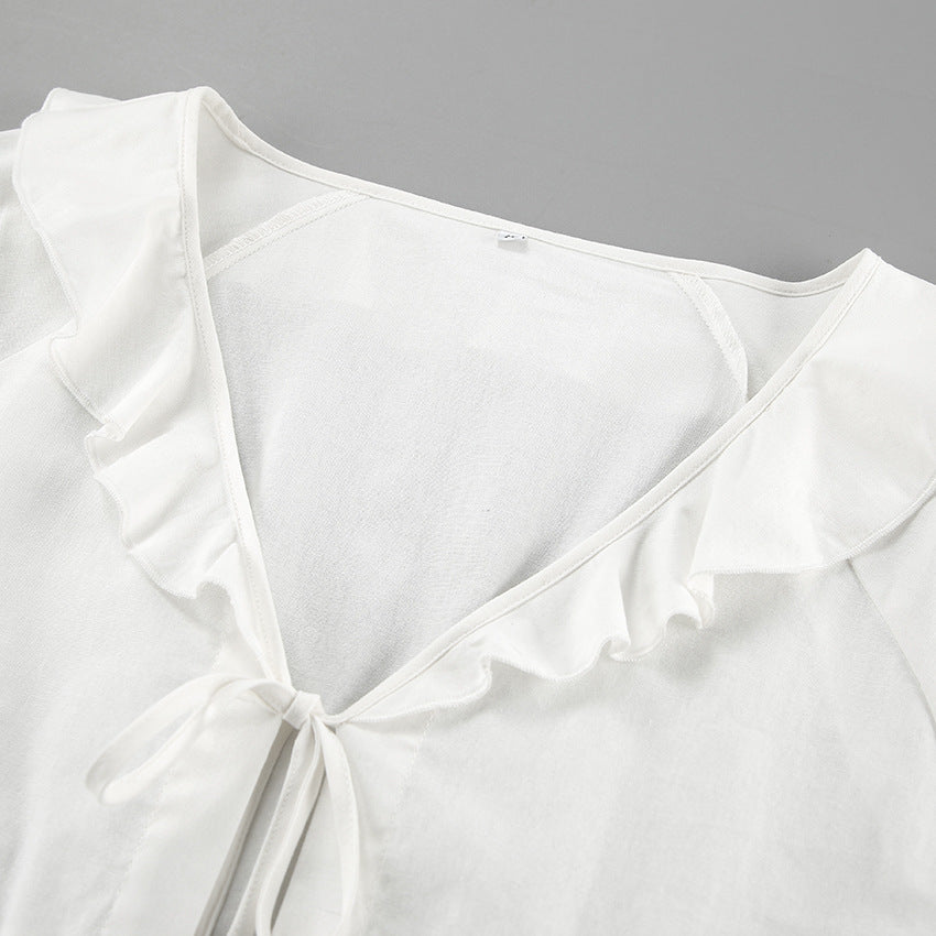 Damebluse med feminine flæsedetaljer og justerbar taljering Stilla
