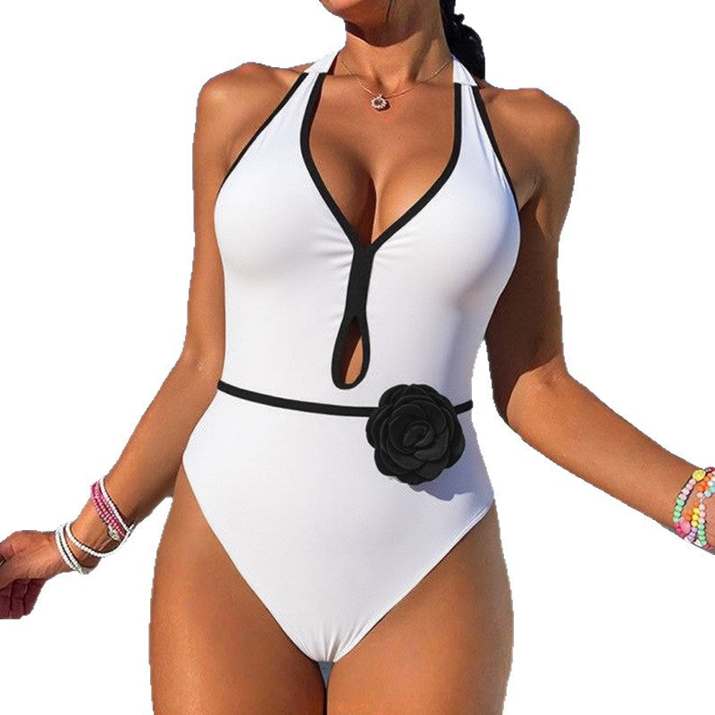Dame Elegant bikini med unik slids og blomster accenter Skovae