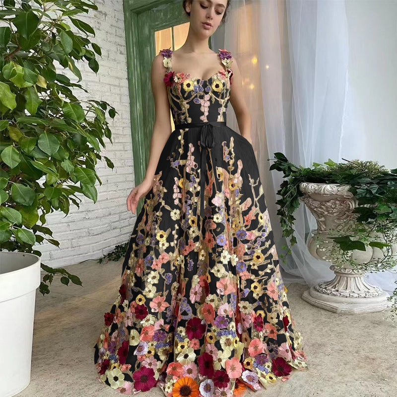 Dame Prunkfuldt Aftenkjole med blomsterdesign og transparent tylstof Stilla