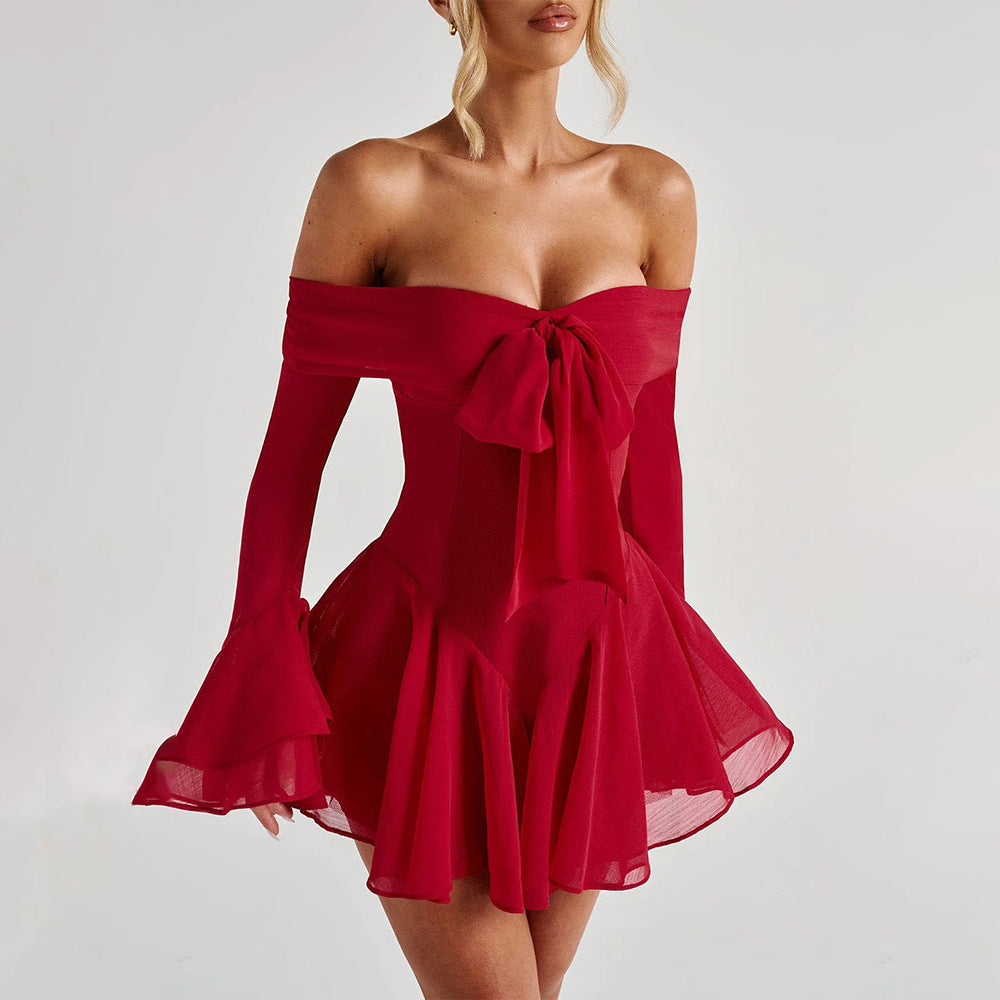 Dame off-shoulder minikjole med voluminøse flæsedetaljer og elegant taljebælte Stilla