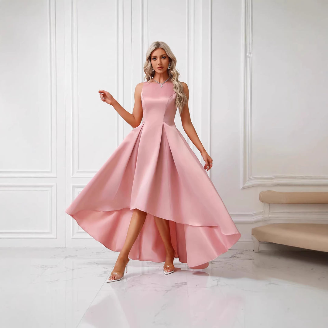 Kvinders elegante aftenkjole med asymmetrisk snit og raffinerede plisseringer