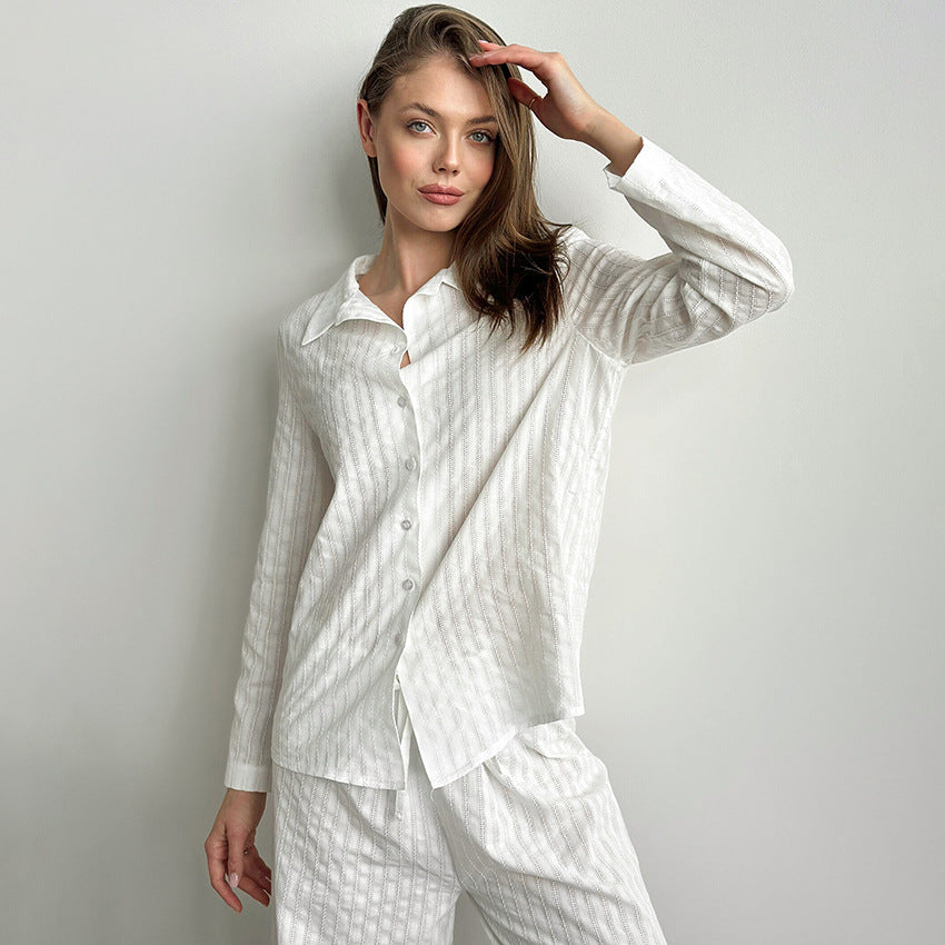 Dame pyjamabluse med fint teksturmønster og klassiske knapdetaljer Stilla