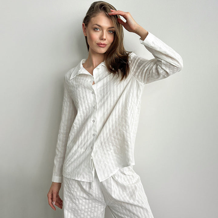 Dame pyjamabluse med fint teksturmønster og klassiske knapdetaljer Stilla
