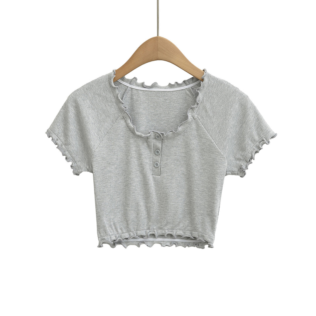 Dame cropped T-shirt med flæsedetaljer og knaplukning Stilla