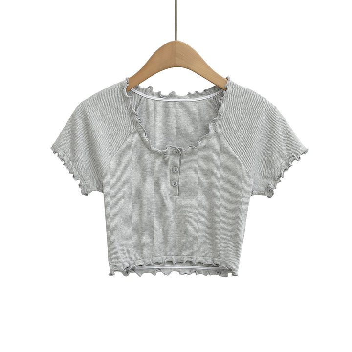 Dame cropped T-shirt med flæsedetaljer og knaplukning Stilla
