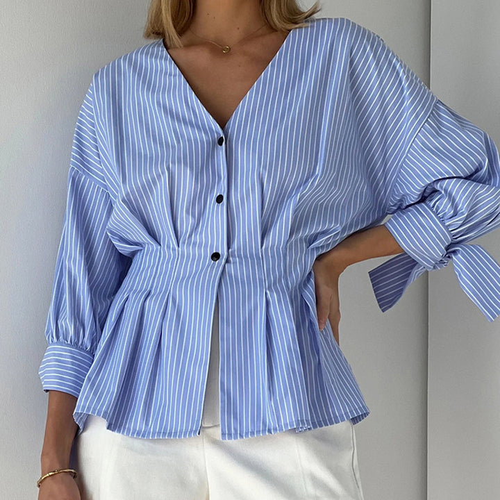 Damebluse med taillieret snit og ruffle detaljer Stilla