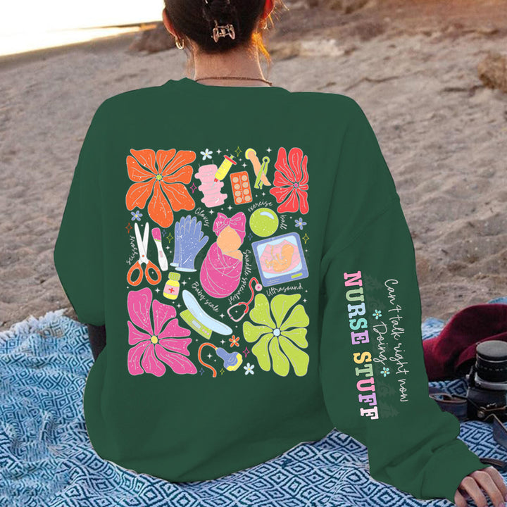 Kvinders hoodie med farverigt grafisk design og originalt plejemotiv Stilla