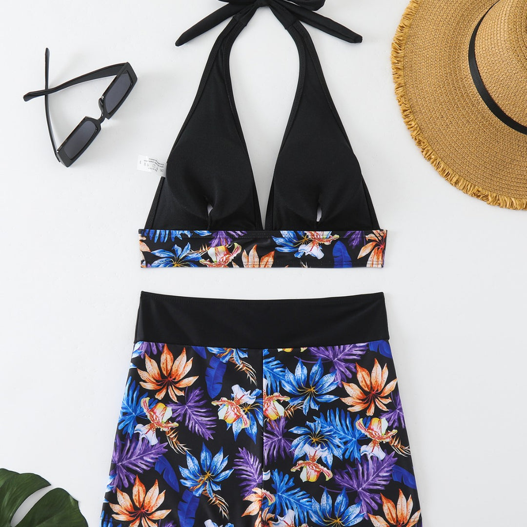 Dame bikini-sæt med blomstret bandeau-overdel og sportslige shorts Stilla