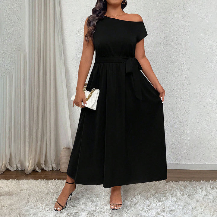 Damer elegant maxikjole med off-shoulder design og sidebindebælte Stilla