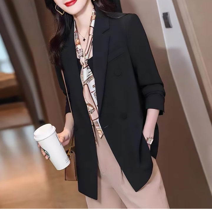 Dame moderigtig blazer med dobbelte knaplukninger og moderne detaljer Stilla