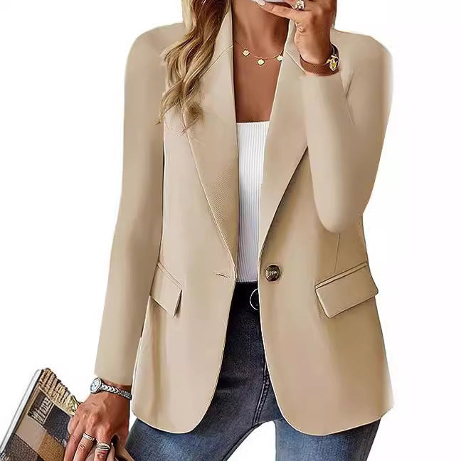 Dame moderne blazer-outfit med elegant snit og klassiske detaljer Stilla