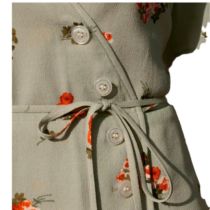 Damer sårkjole med floral mønster og elegant taljejustering Stilla