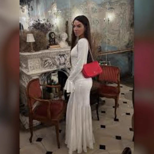 Kvindernes tætsiddende lang kjole med stilfuldt skaldesign og elegant ærmeløsning