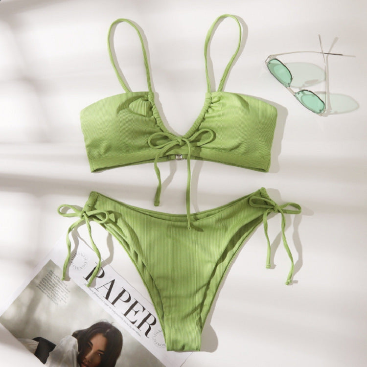 Dame todelt bikini med justerbar overdel og raffinerede volangdetaljer Stilla