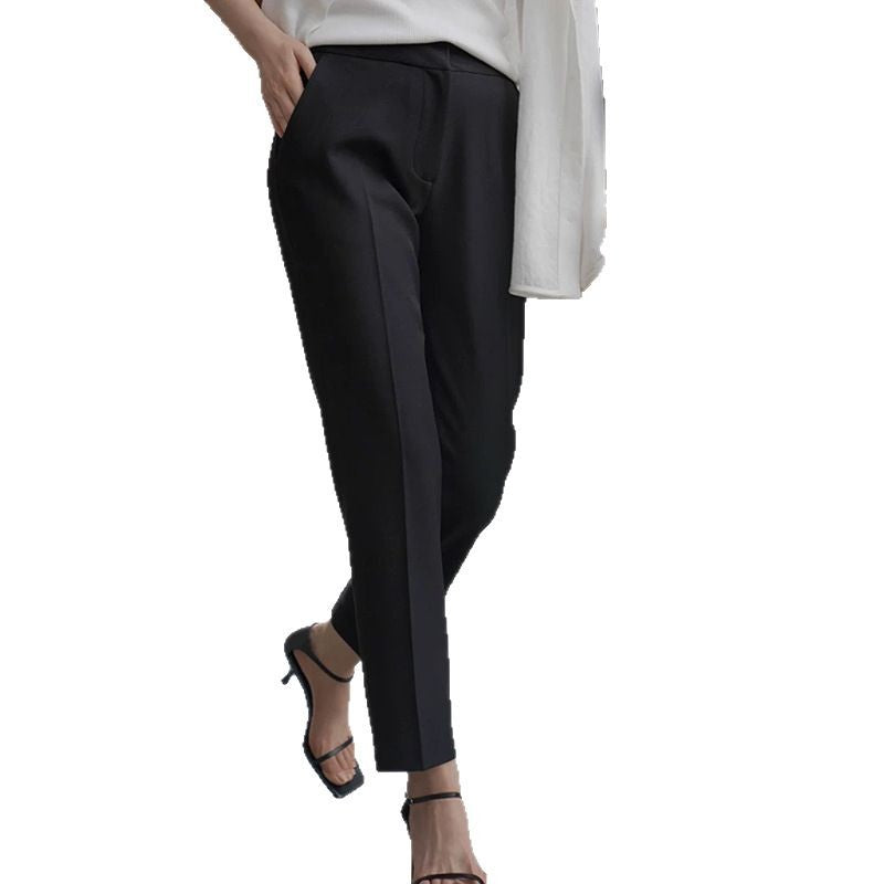 Dame stilfuldt top med asymmetrisk snit og elegante detaljer Stilla