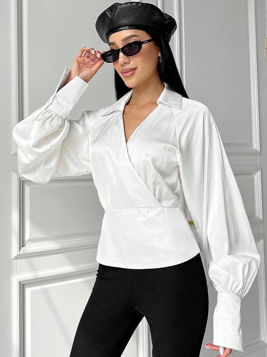 Damebluse i vippestil med voluminøse ærmer og elegant satin-finish Stilla