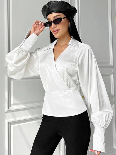 Damebluse i vippestil med voluminøse ærmer og elegant satin-finish Stilla