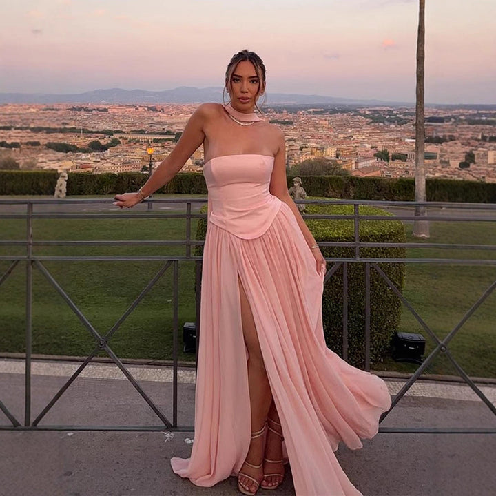 Dame skulderfri aftenkjole i flydende chiffon med elegant split Stilla