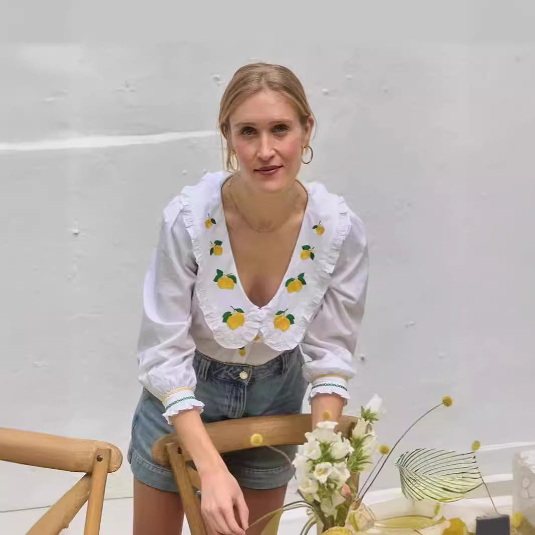 Damebluse med unikt citrondesign og romantisk rynket kant Stilla