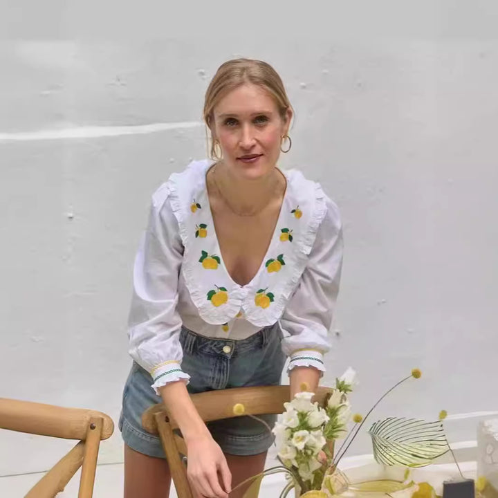 Damebluse med unikt citrondesign og romantisk rynket kant Stilla