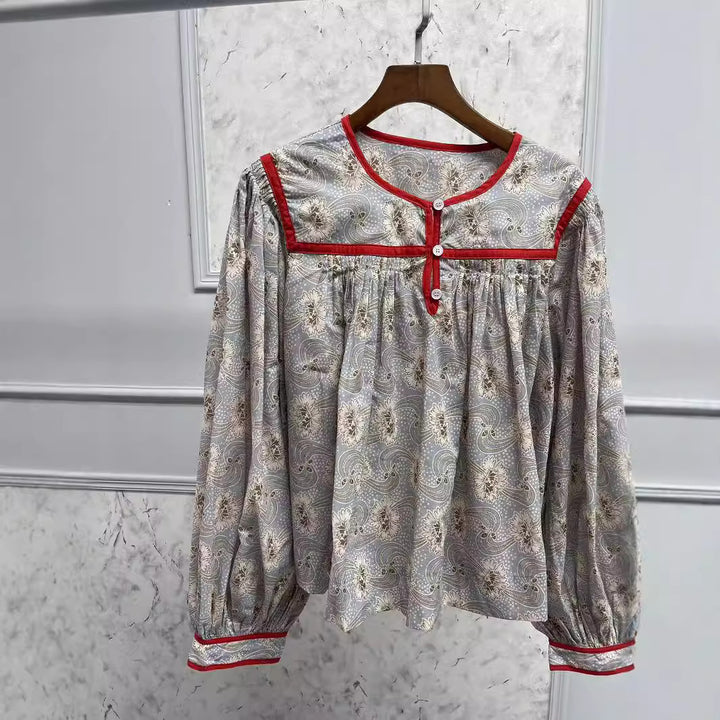 Dame afslappet bluse med blomsterprint og elegant knapliste Stilla