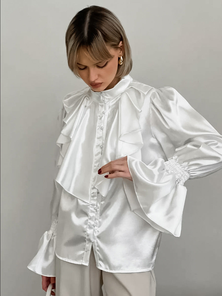 Damebluse med flæsedetaljer og elegant satinlook Stilla