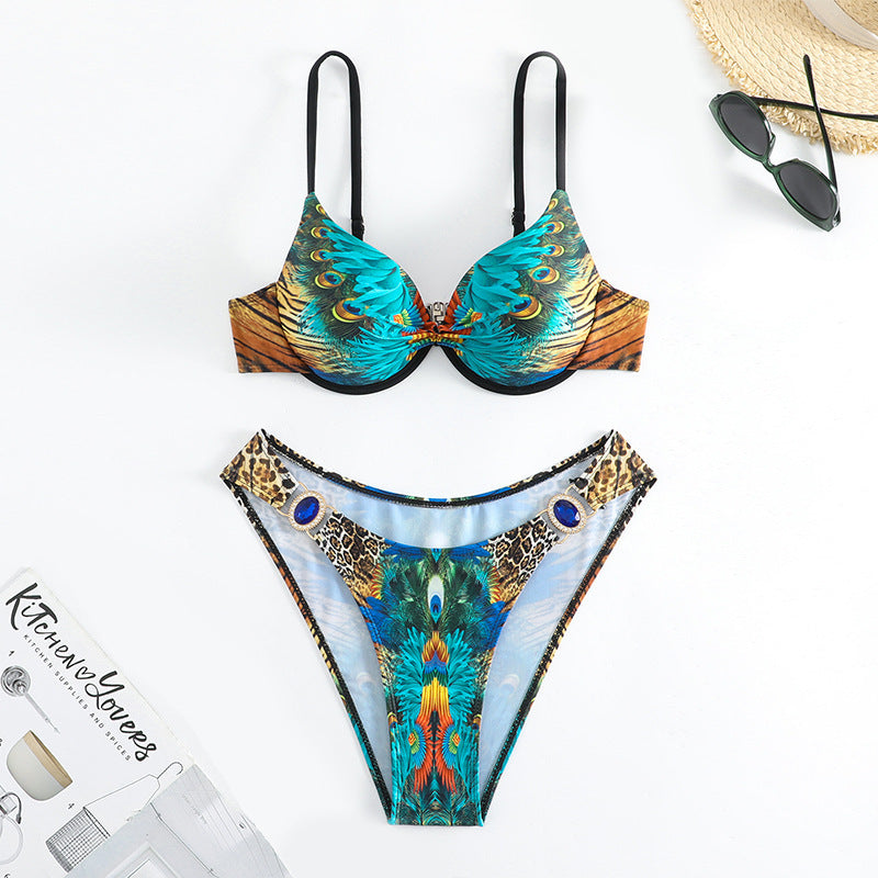 Dame Push-Up Bikini-Sæt med eksotisk påfuglemønster og elegante smykkedetaljer Skovae