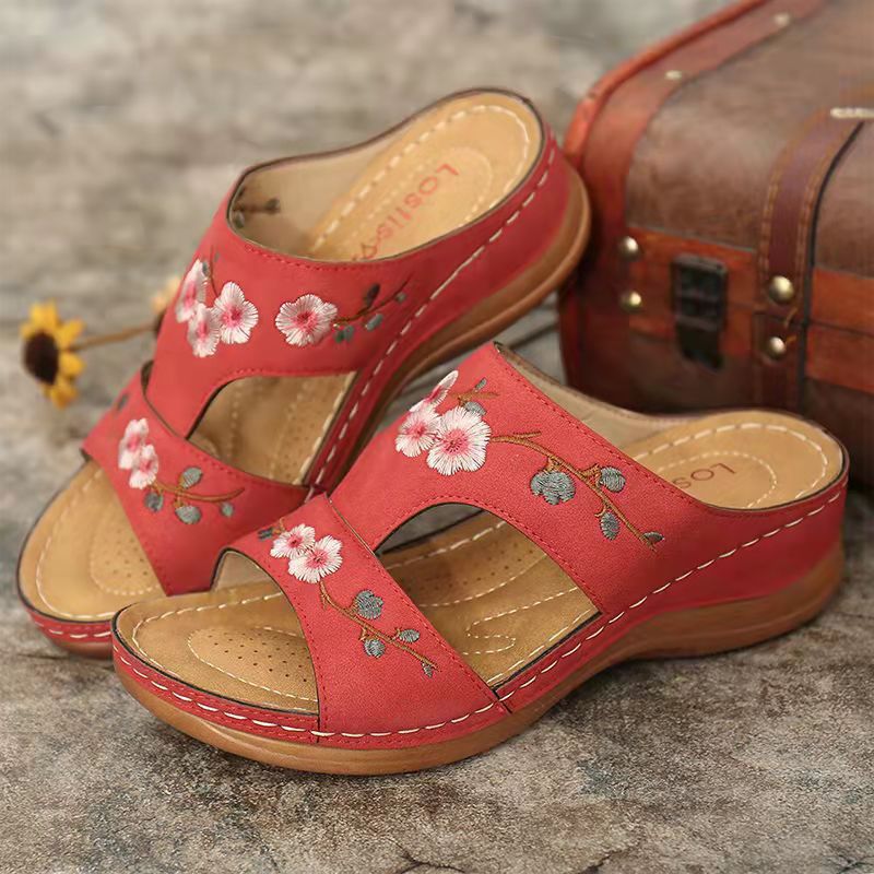 Dame clogs med blomsterbroderi og anatomisk fodseng Stilla
