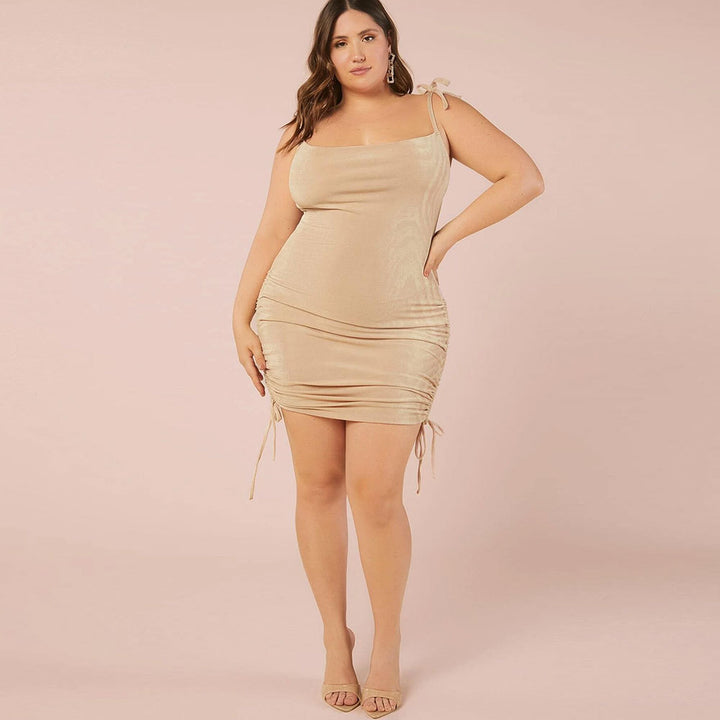 Dame Mini-Bodycon-kjole med raffineret flæsedetalje Skovae