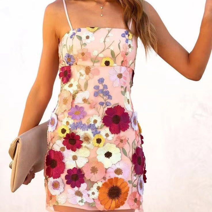 Kvinders blonde elegante cocktailkjole med blomster 3D-applikationer