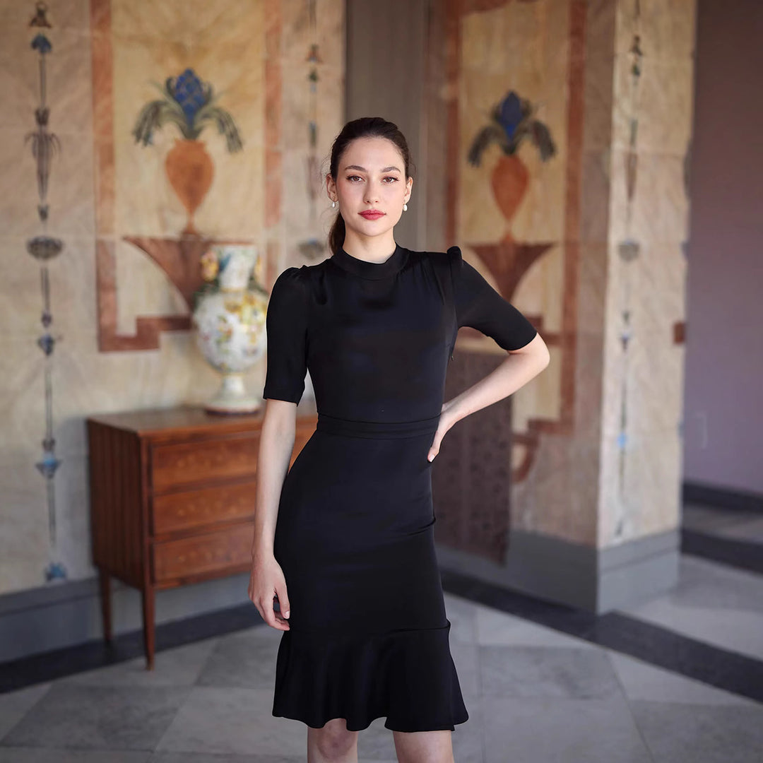 Dame Etuikjole med elegant stålkrave og feminin flæse ved kanten Stilla