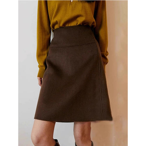 Dame elegant midirock med moderne snit og svajende kant Stilla