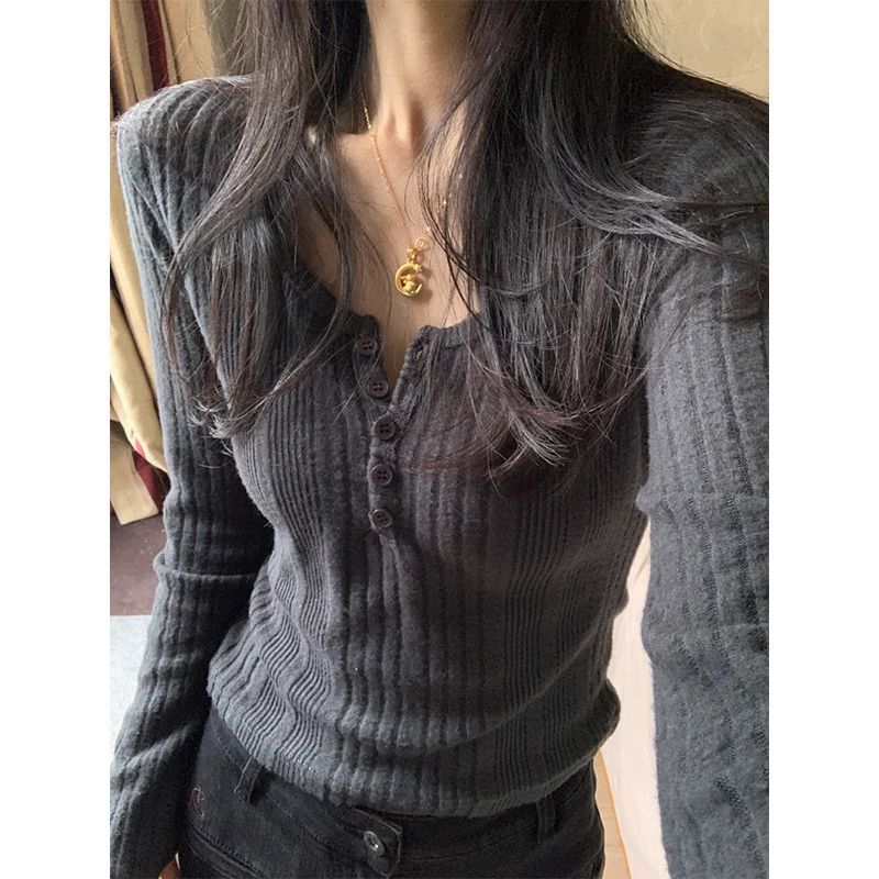Kvinders tætsiddende langærmet sweater med knopdetaljer Stilla