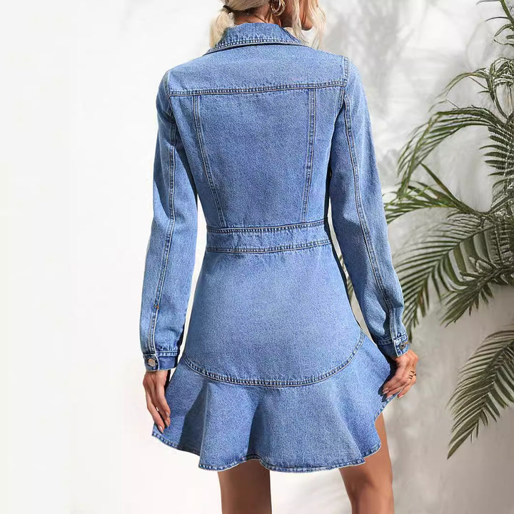 Kvindernes denimkjole i et moderne denimstil med en flagrende kant og skræddersyet silhuet Stilla