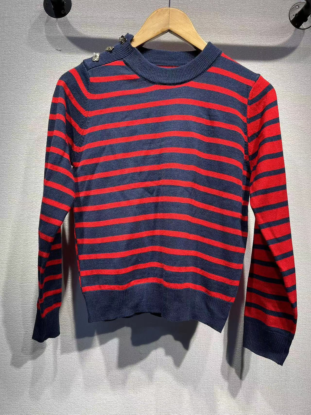 Dame strikpullover med trendy stribemønster og dekorative knapdetaljer Stilla