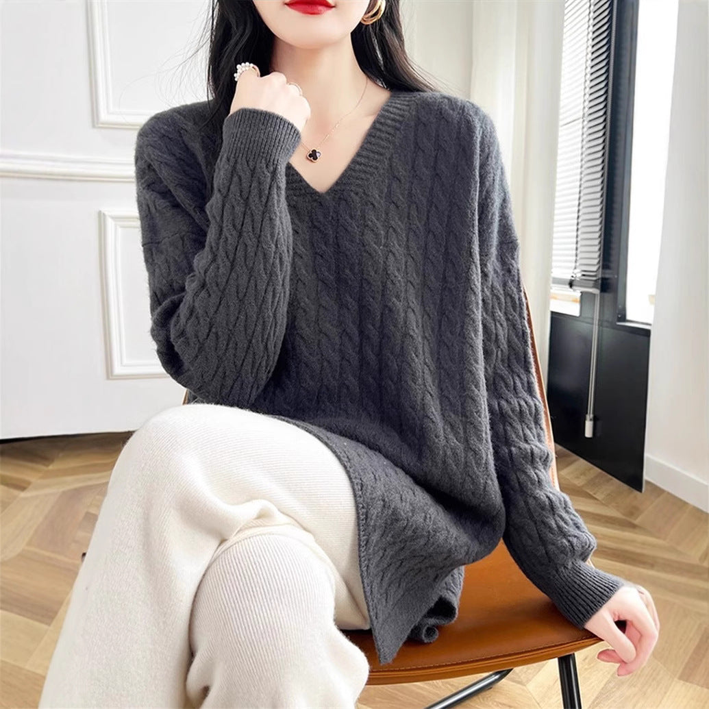 Kvinders V-hals sweater med karakteristisk kabelstrik mønster og afslappet pasform Stilla
