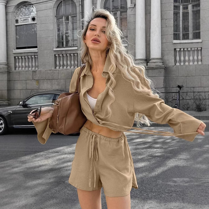 Dame afslappet sæt bestående af cropped skjorte og shorts med justerbar linning Stilla